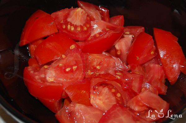 Salată de roșii cu porumb și măsline - Pas 1