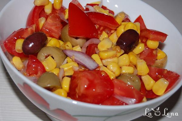 Salată de roșii cu porumb și măsline - Pas 5