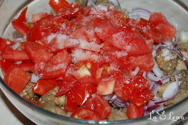 Salată de vinete, cu roșii și ceapă - Pas 7
