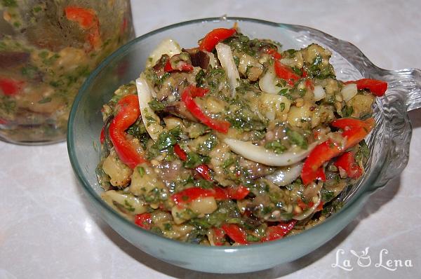 Salată picantă de vinete și legume