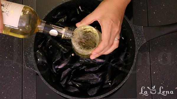 Scoici la tigaie, cu vin si usturoi - Moules Mariniere - Pas 15