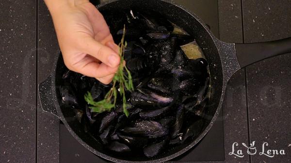 Scoici la tigaie, cu vin si usturoi - Moules Mariniere - Pas 16