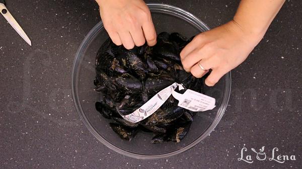 Scoici la tigaie, cu vin si usturoi - Moules Mariniere - Pas 1