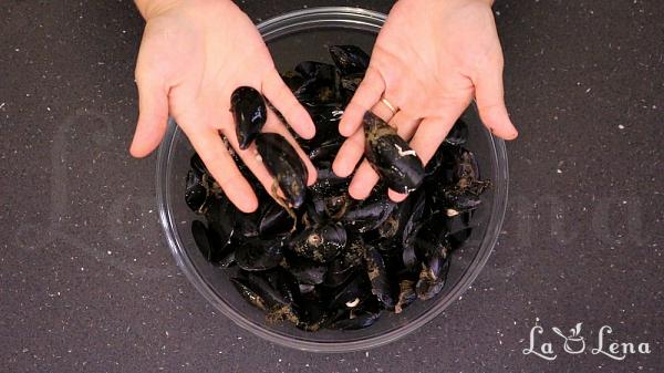 Scoici la tigaie, cu vin si usturoi - Moules Mariniere - Pas 2