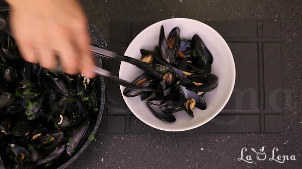 Scoici la tigaie, cu vin si usturoi - Moules Mariniere - Pas 22