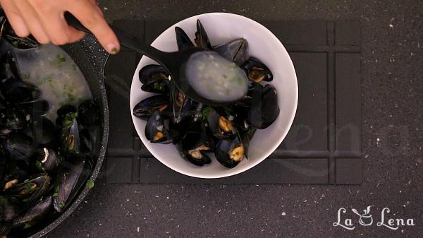 Scoici la tigaie, cu vin si usturoi - Moules Mariniere - Pas 23