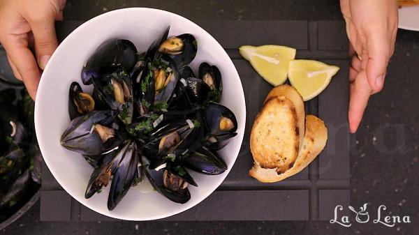 Scoici la tigaie, cu vin si usturoi - Moules Mariniere - Pas 24