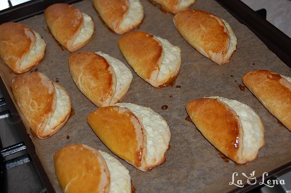 Sochni - biscuiti fragezi cu branza dulce - Pas 11
