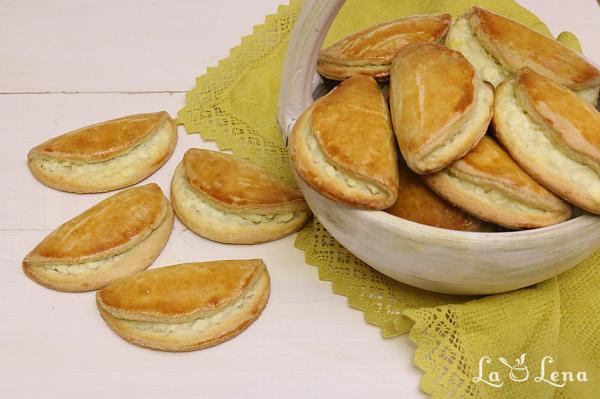 Sochni - biscuiti fragezi cu branza dulce - Pas 12