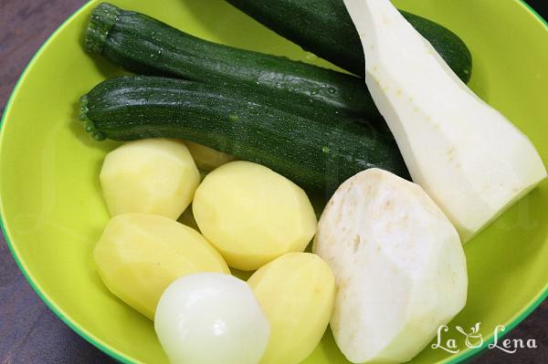 Supă cremă de dovlecei sau zucchini - Pas 1