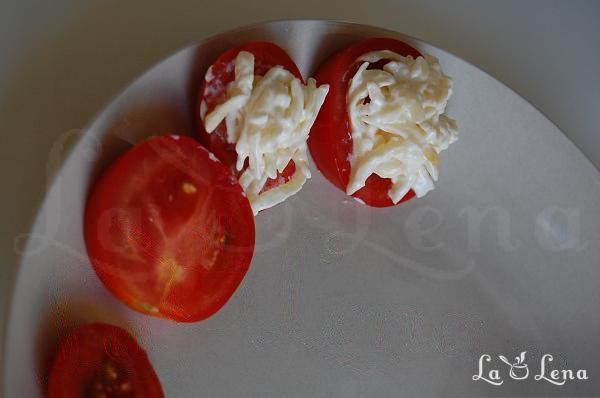 Aperitiv de rosii cu cascaval si usturoi - Pas 3