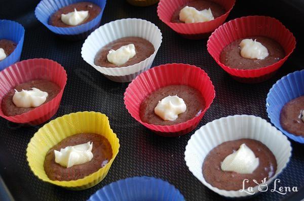 Briose de ciocolata cu crema de branza si ciocolata alba - Pas 6