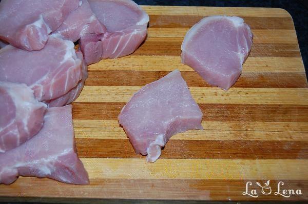 Carne de porc cu cascaval si ceapa, la cuptor - Pas 1