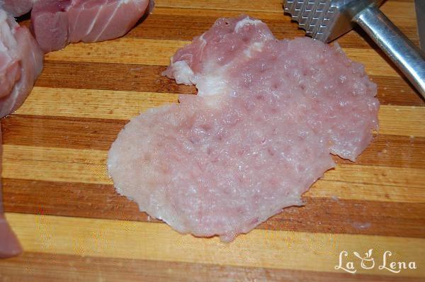 Carne de porc cu cașcaval și ceapă, la cuptor - Pas 2
