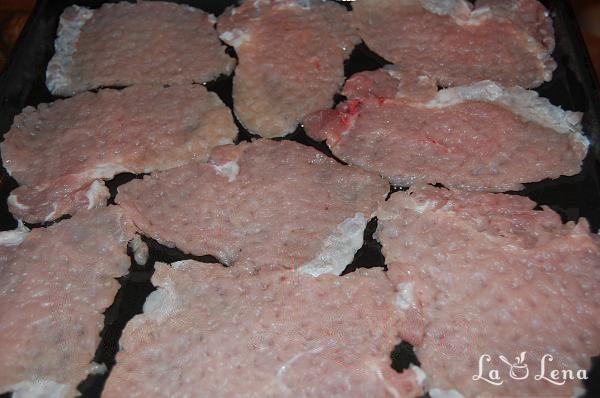 Carne de porc cu cașcaval și ceapă, la cuptor - Pas 3