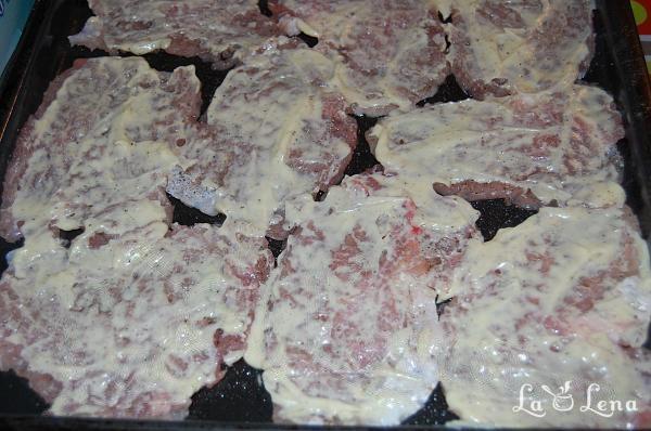 Carne de porc cu cașcaval și ceapă, la cuptor - Pas 5
