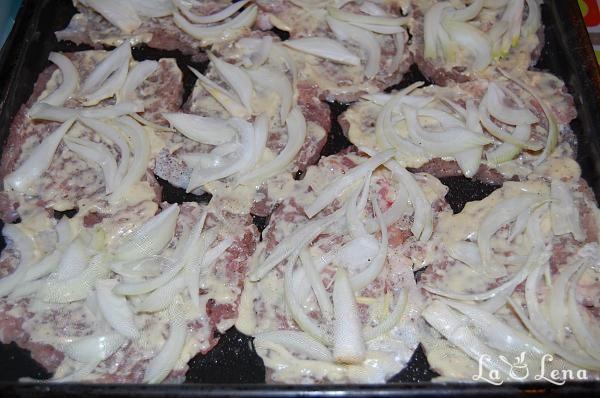 Carne de porc cu cașcaval și ceapă, la cuptor - Pas 6