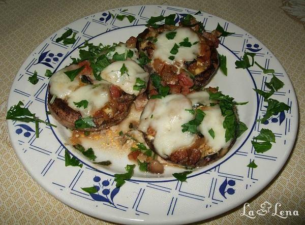 Ciuperci umplute cu bacon și mozzarella