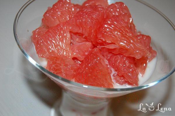 Desert de grapefruit cu miere si iaurt