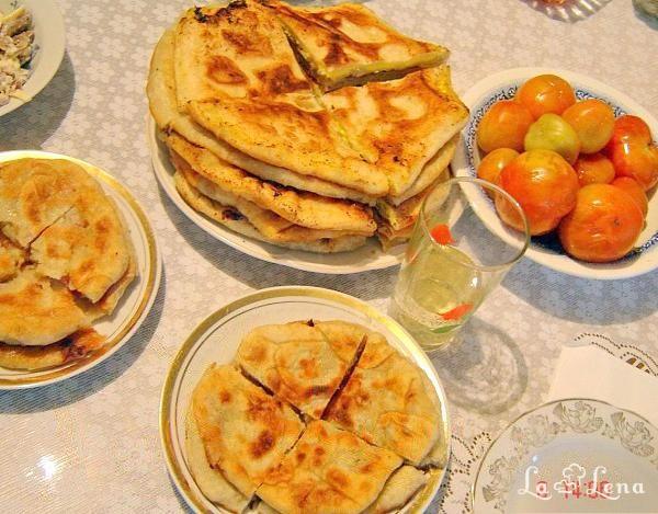 Din rețetele bunicii: Plăcinte "tropotite" cu cartofi