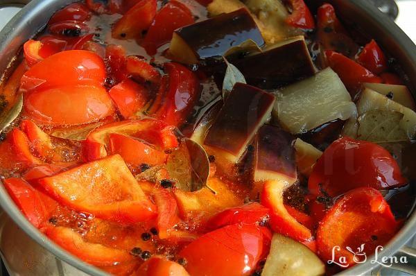 Gogoșari și vinete marinate la borcan - Pas 4