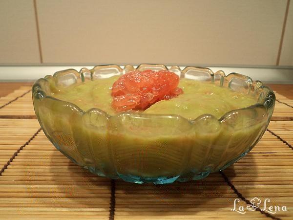 Mousse de avocado cu grapefruit