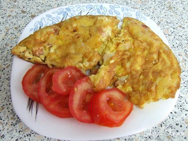 Omletă cu cremvurști și porumb