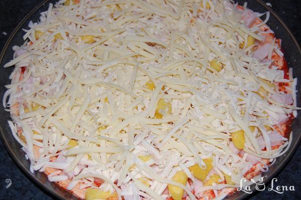 Pizza cu ananas si sunca de pui - Pas 7