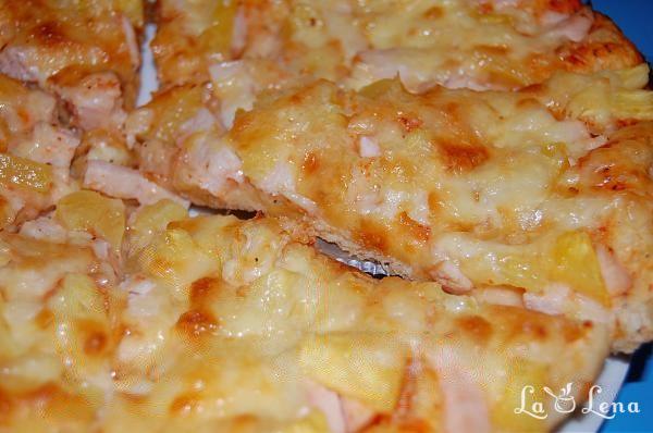Pizza cu ananas și șuncă de pui