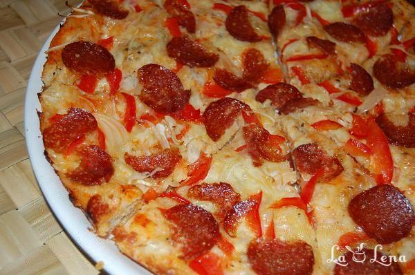 Pizza cu salam uscat și ceapă