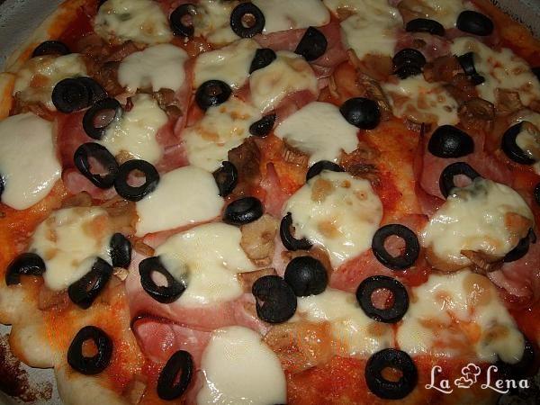 Pizza cu șuncă și mozzarella - Pas 10