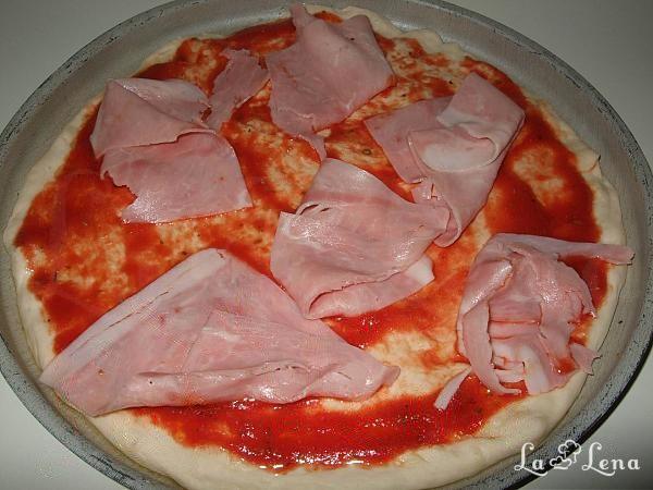 Pizza cu șuncă și mozzarella - Pas 6