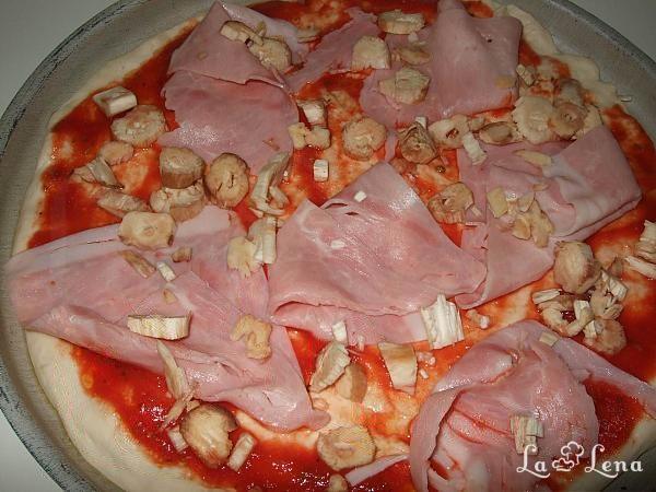 Pizza cu șuncă și mozzarella - Pas 7