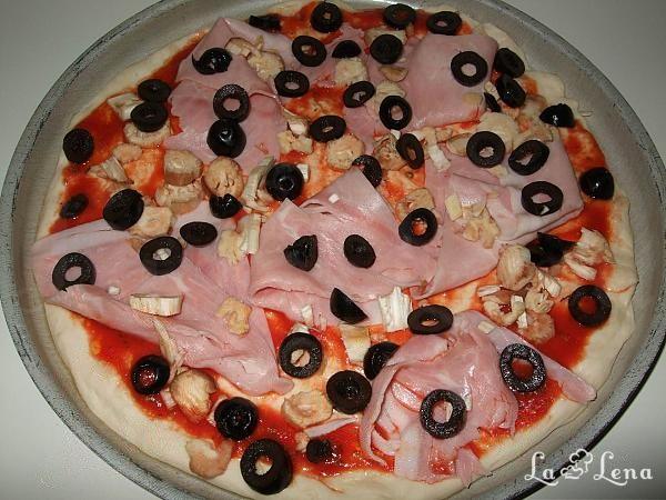 Pizza cu șuncă și mozzarella - Pas 8