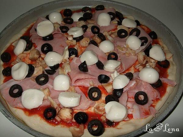 Pizza cu șuncă și mozzarella - Pas 9