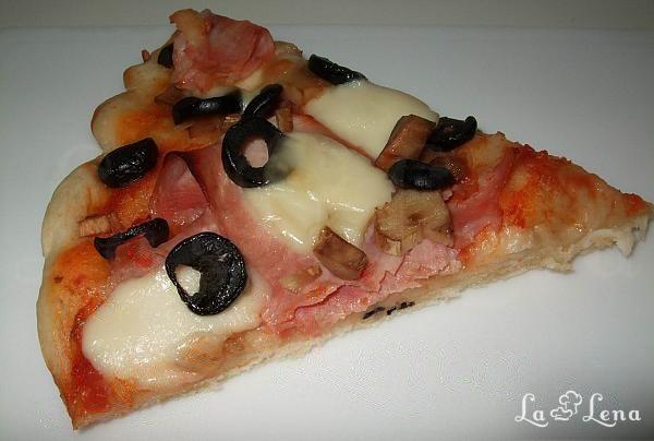 Pizza cu șuncă și mozzarella