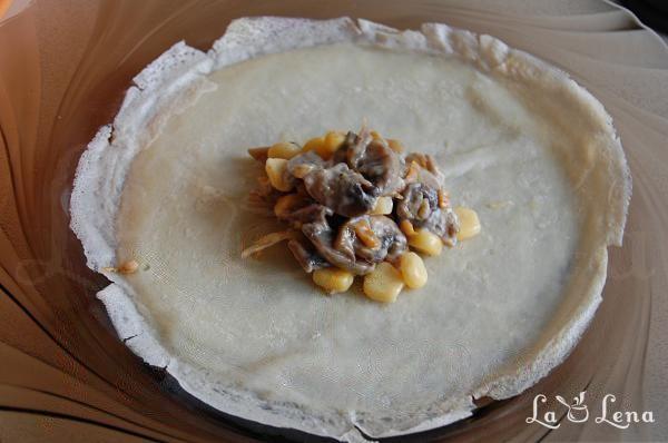 Punguțe de clătite cu salată de ciuperci și porumb - Pas 6