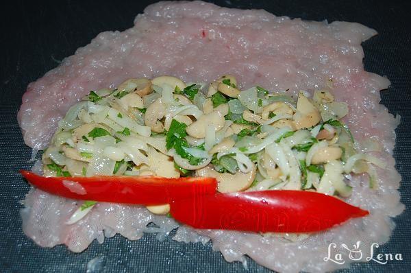 Ruladă din piept de pui cu ciuperci și legume - Pas 5