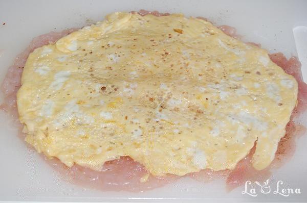 Rulada din piept de pui cu omleta si masline - Pas 4
