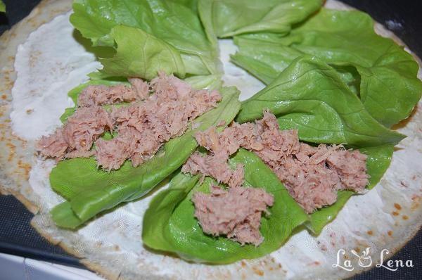 Rulouri de clătite cu ton și salată verde - Pas 3