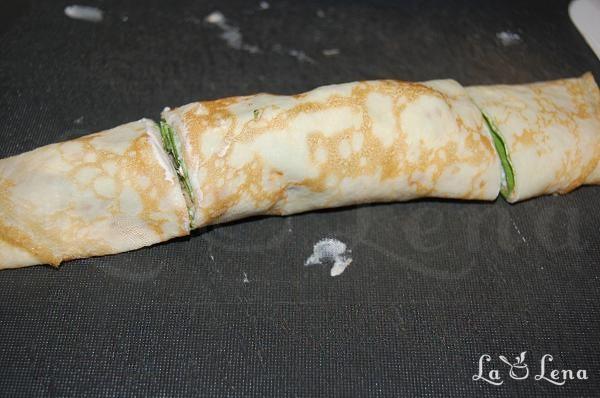 Rulouri de clătite cu ton și salată verde - Pas 5