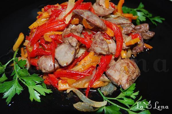 Salată caldă cu ficăței și legume
