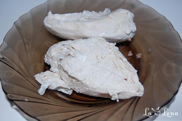 Salată cu ciuperci, carne de pui și ouă - Pas 1