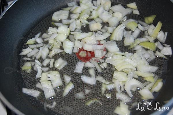 Salată cu ciuperci, carne de pui și ouă - Pas 2