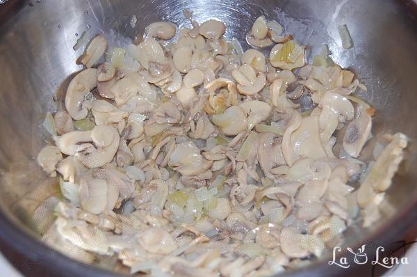Salată cu ciuperci, carne de pui și ouă - Pas 5