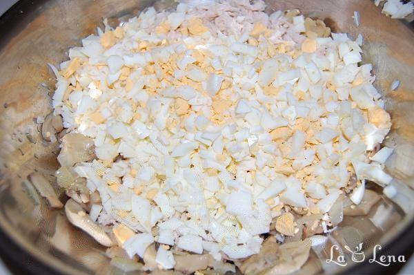 Salată cu ciuperci, carne de pui și ouă - Pas 9