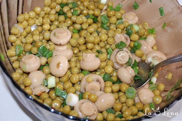 Salată cu mazăre și ciuperci marinate - Pas 4