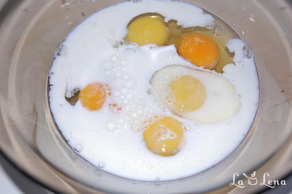 Salată cu piept de pui, omletă și porumb - Pas 1