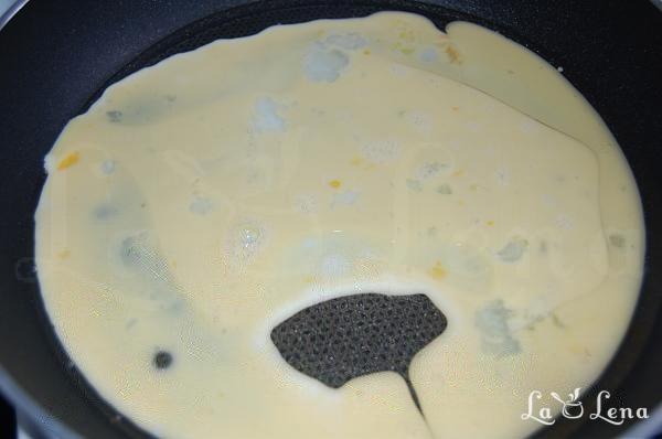 Salată cu piept de pui, omletă și porumb - Pas 3