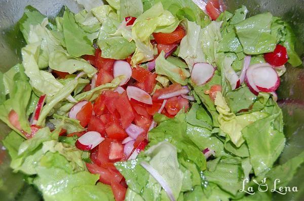 Salata cu ridiche, rosii si branza feta - Pas 6